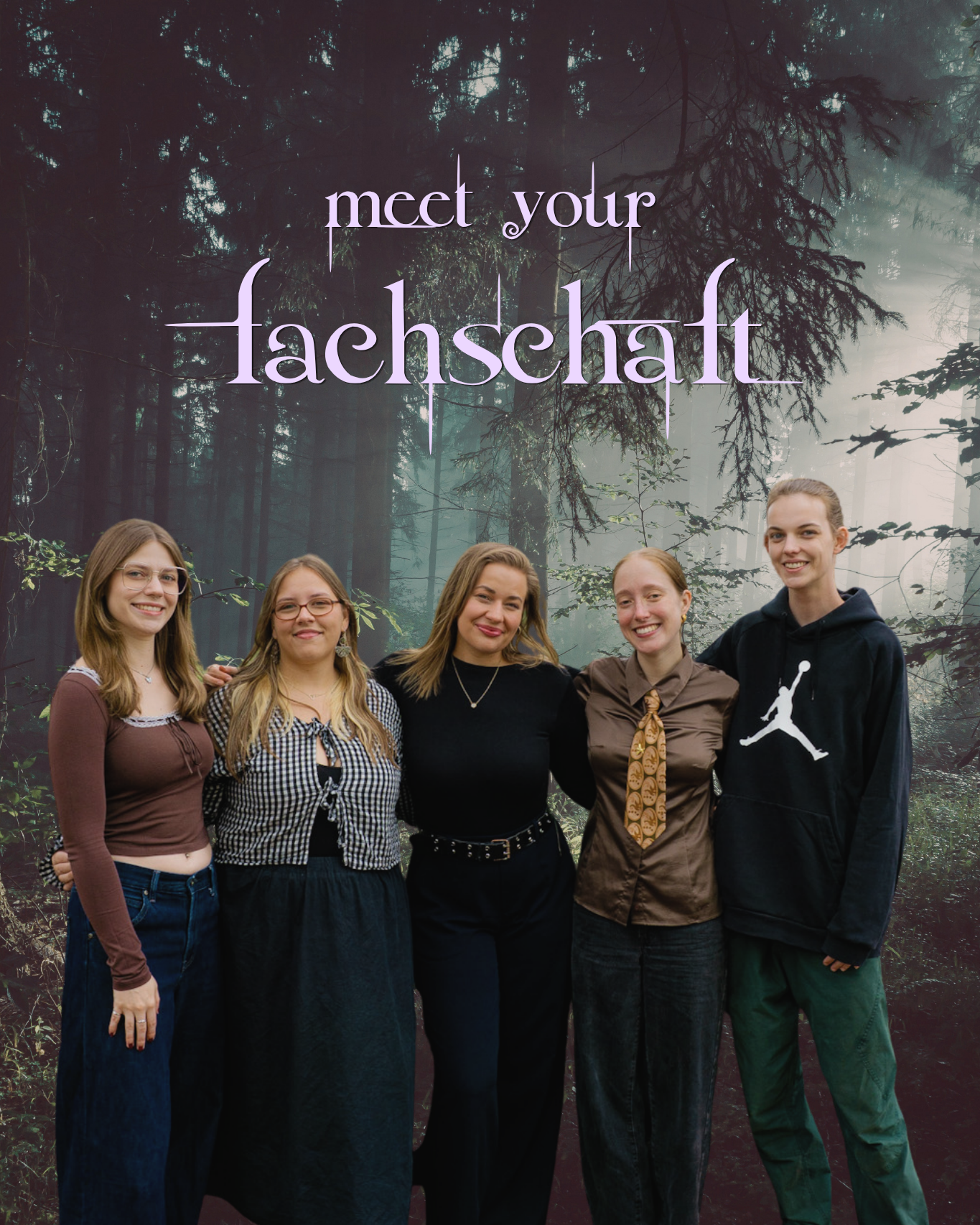Obere Bildhälfte: Rosa Text „Meet your Fachschaft“ im Stil von Twilight. Untere Bildhälfte: Gruppenfoto der fünf Fachschaftsmitglieder